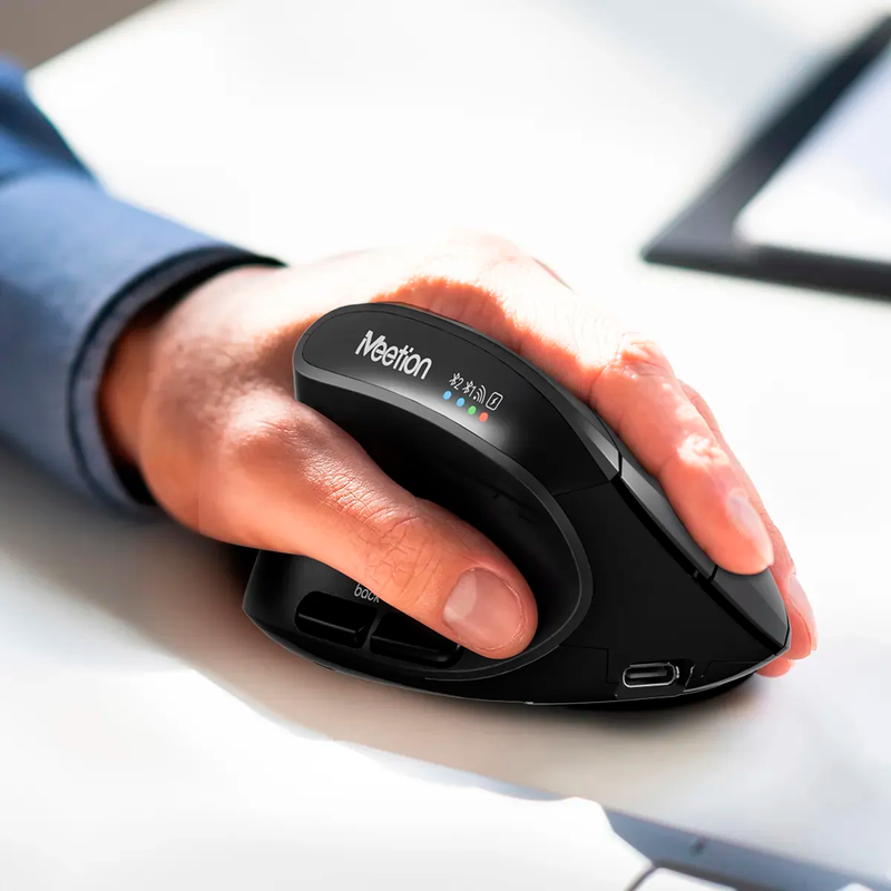 Mouse vertical Meetion BTM008L negro en uso sobre escritorio