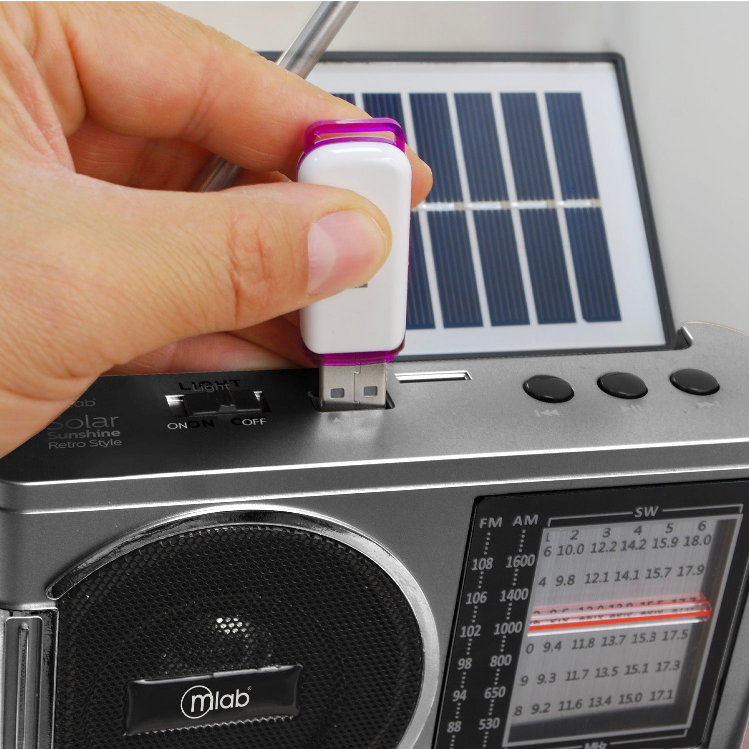 Radio Solar Recargable Sunshine Portatil Microlab Am fm 9484 Negro – imagen 3